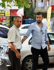 Elini Öptürdü Dolandırıcılara 18 Bin Lira Kaptırdı