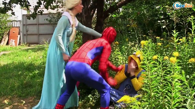 Frozen Elsa POOL SCARE! w/ Spiderman Pink Spidergirl Princess Anna Maleficent! Superhero Fun IRL