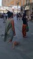 Garota assiste música clássica na rua, não resiste e baila. Trieste, Itália