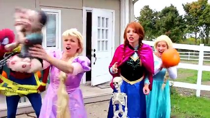 Télécharger la video: Spiderman & Frozen Elsa HALLOWEEN PRANK! w_ Joker Maleficent Spidergirl Anna Toys! Superhero Fun IRL