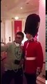 Drole vidéos entre un tourist et un garde royale britanique