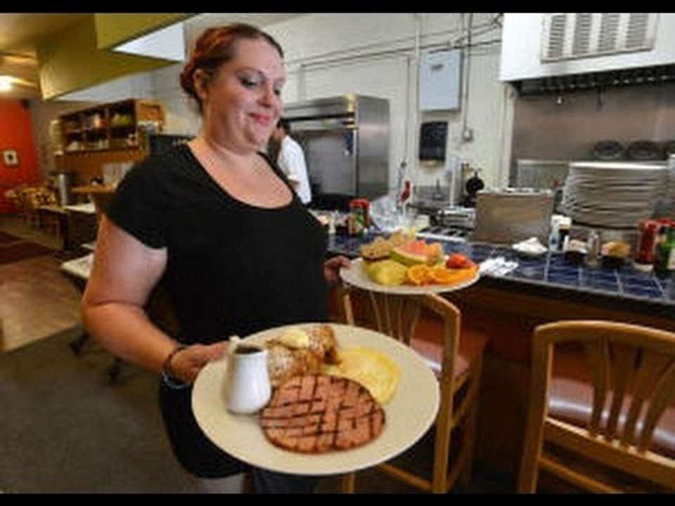 Man Calls PREGNANT Restaurant Staff a FAT PIG