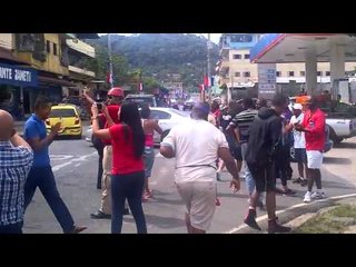 Atheyna Bylon es trasladada en caravana