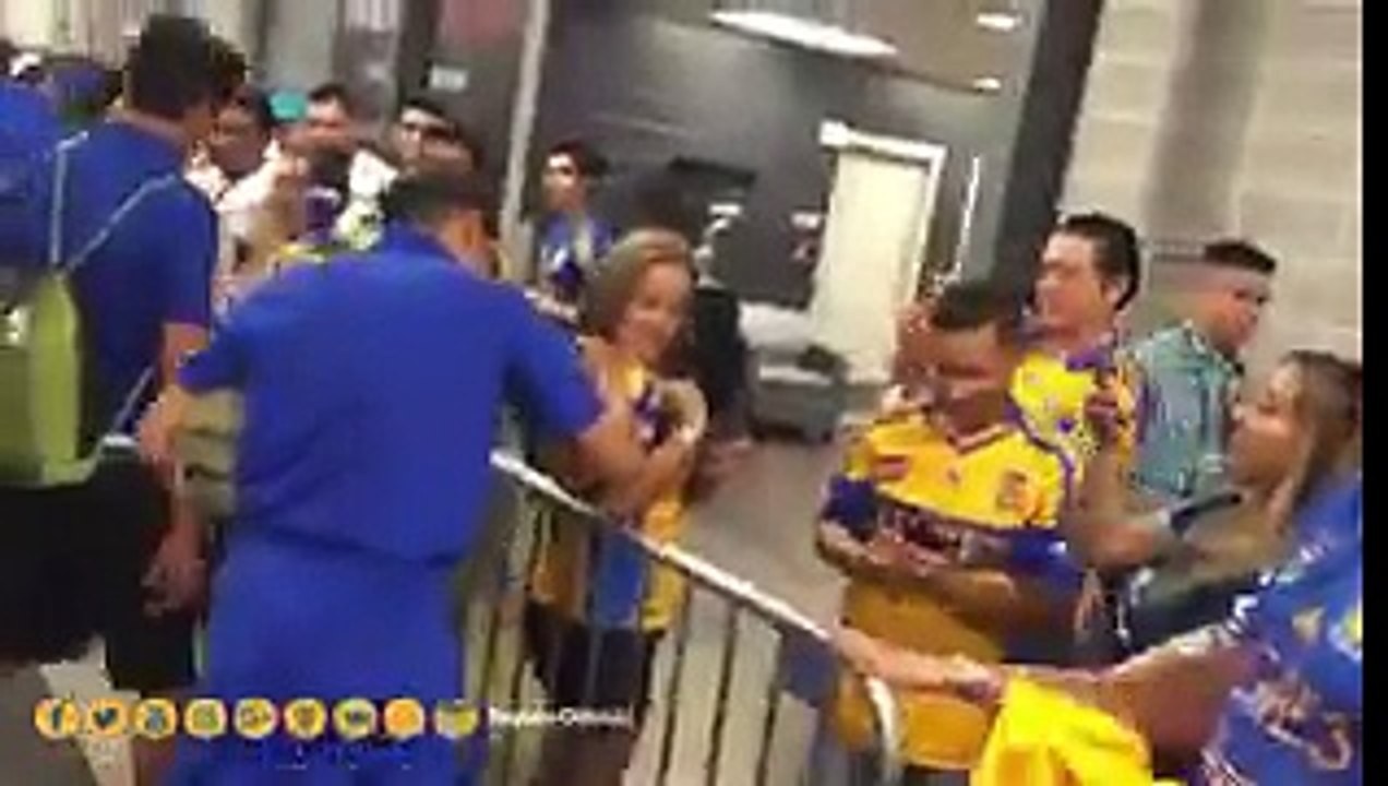 Al final los jugadores atienden a los aficionados de Houston