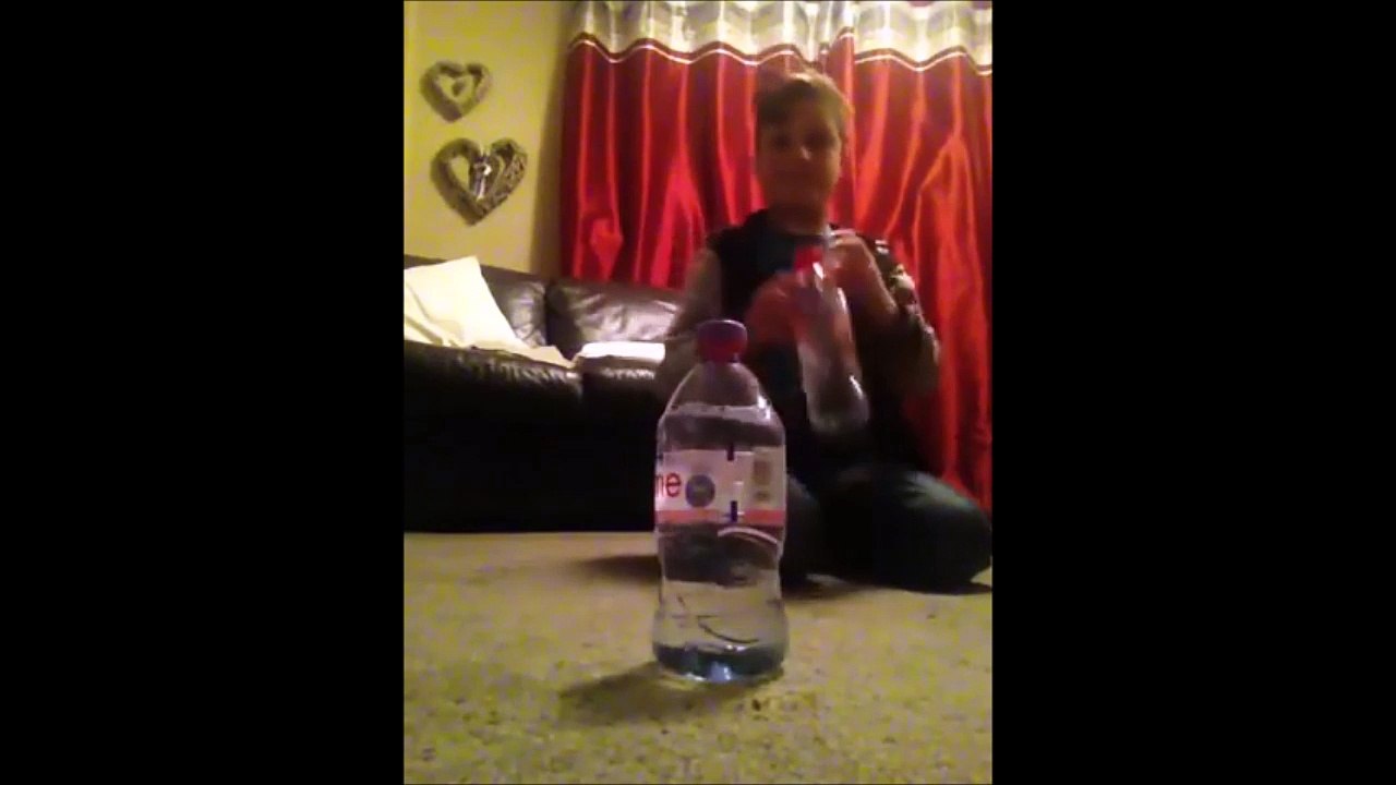 Ce "bottle flip" est juste dingue... Trick bouteille de fou