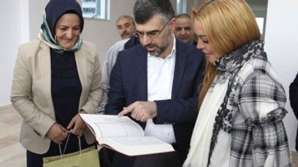 Kendisine Hediye Edilen Kur'an-ı Kerim, Lindsay Lohan'ı Duygulandırdı