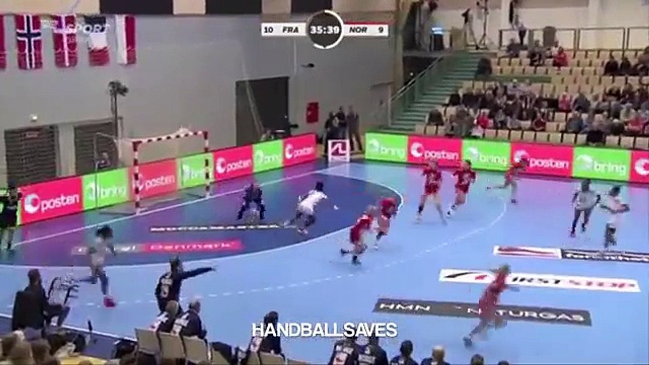 Handball : la gardienne Cleopatre Darleux intercepte un ballon et va marquer un superbe but