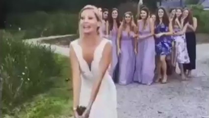Quand ta copine attrape le bouquet de la mariée.. LOL !