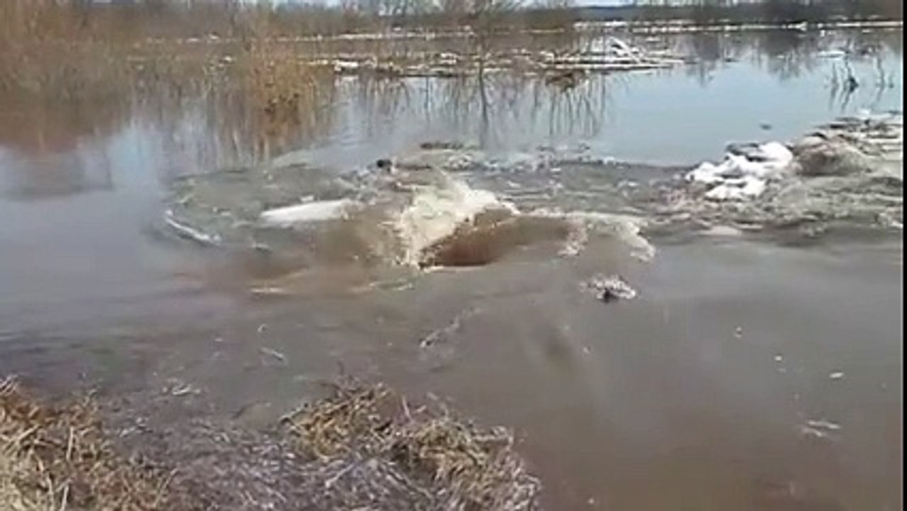 It seems a small vortex of water. That's what happens.