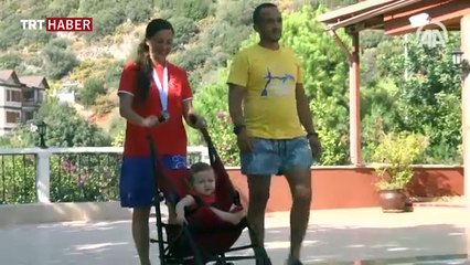 Doğum yaptıktan 10 ay sonra dünya üçüncüsü oldu