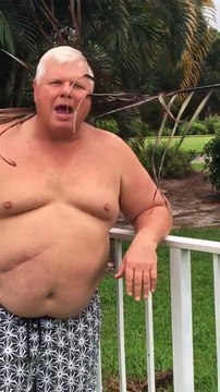 Cet américain se moque de l'ouragan Matthew en simulant pluie et vent LOL