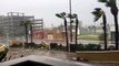 Cet hôtel perd des morceaux de façade pendant l'ouragan Matthew en Floride
