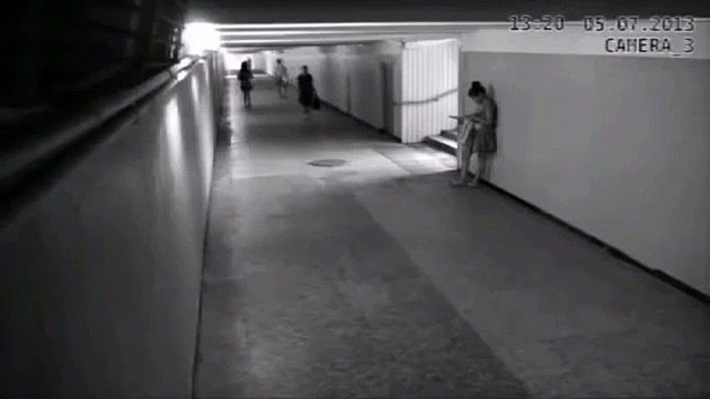 Cet homme s'apprête à agresser cette femme mais ce qui arrive quelques secondes plus tard va lui donner une bonne leçon