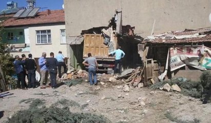 Freni patlayan kamyon eve daldı: 1 ölü, 6 yaralı
