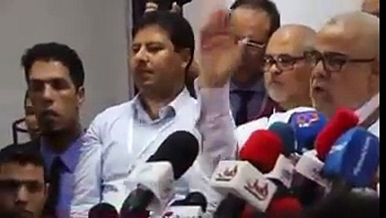 شخص يضرب بنكيران بقنينة ماء خلال الندوة!!