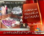 Pathetic condition of Govt hospitals in Lahore - Patients being transported to hospital in loaders.