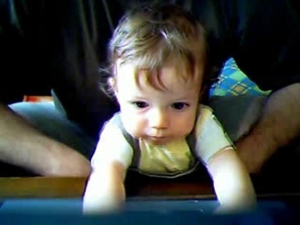 Extrait_Matthieu_devant_ordinateur