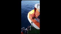 باخرة مسافرين تقف في عرض البحر من أجل إنقاذ مهاجريين سريين