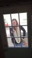 Une ex copine folle hurle devant la maison et casse la porte