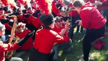 Demande en mariage avec l'aide de la fanfare de l'université - Marching Band