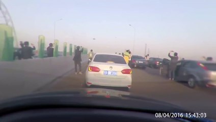 Mais pourquoi ces automobilistes s'arretent-ils en pleine autoroute... OVNI ???