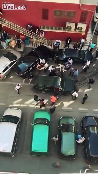 Un homme en voiture devient fou et écrase tout sur son passage
