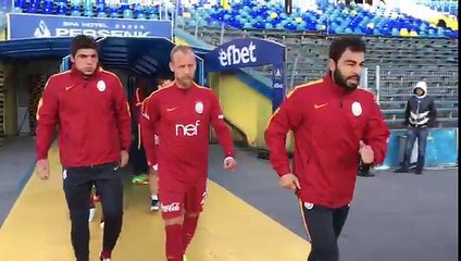 Bizim takım, kaptan Selçuk İnan önderliğinde ısınmak için sahada!