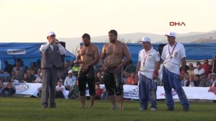 Erbaa'da Hüseyin Şahin Yağlı Güreşlerini Recep Kara Kazandı