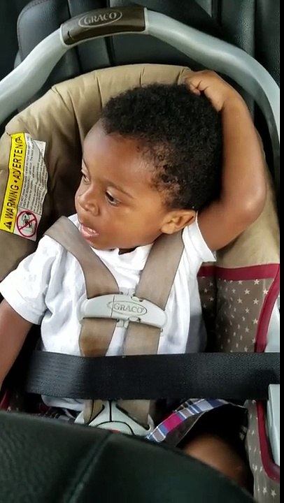 Assis confortablement dans son siège, ce bébé semble le moins du monde ordinaire, mais quand il ouvre la bouche... Le ch