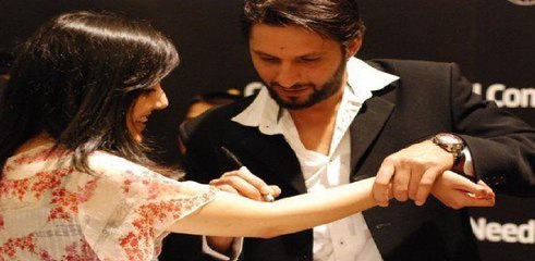 Aik Fan tou dulhan ban kar he ghar pe agai: Shahid afridi telling a funny story