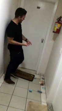 Imbecil bêbado não consegue abrir a porta da própria casa e quando consegue descobre o inesperado
