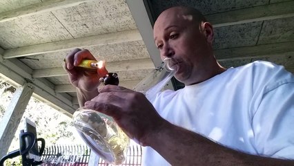 Fumer le piment le plus fort du monde