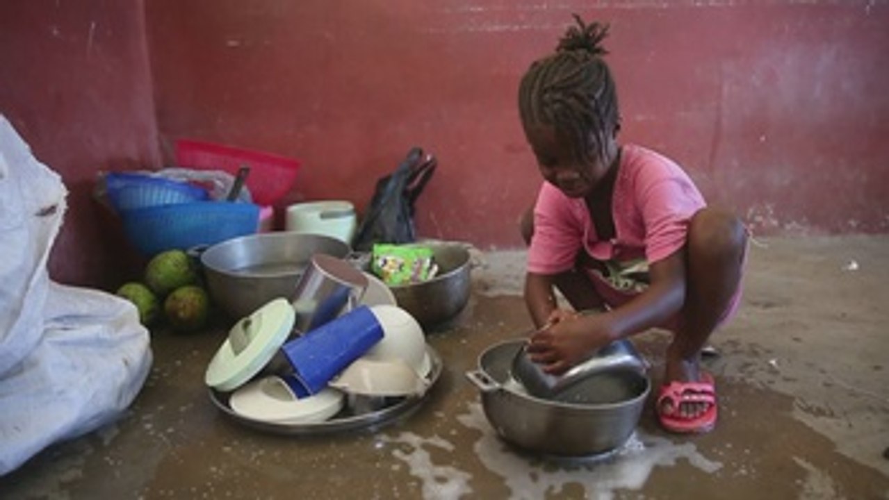 Miles de damnificados permanecen en albergues en Les Cayes