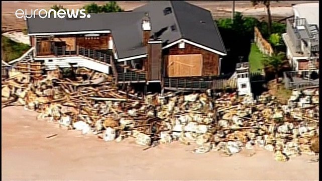 Мэттью слабеет, но все еще остается опасным
