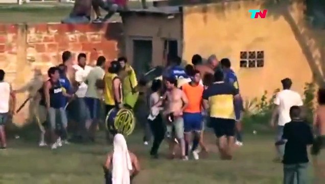 Un arbitre lynché par des supporters pour avoir accordé un pénalty (Argentine)