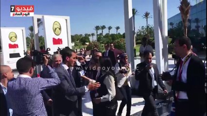 وصول محلب وفايزة أبو النجا قاعة المؤتمرات بشرم الشيخ