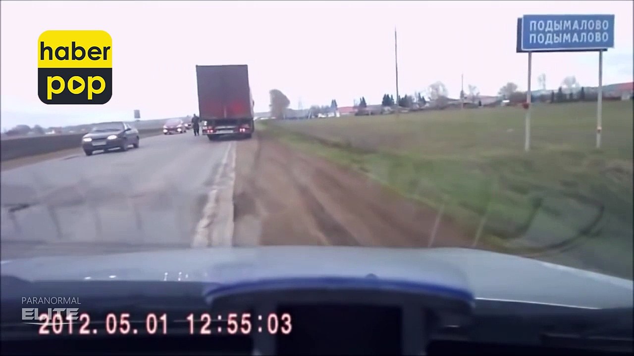 İntihar etmek isteyen adam TIR'ın ününe böyle atladı #İntihar