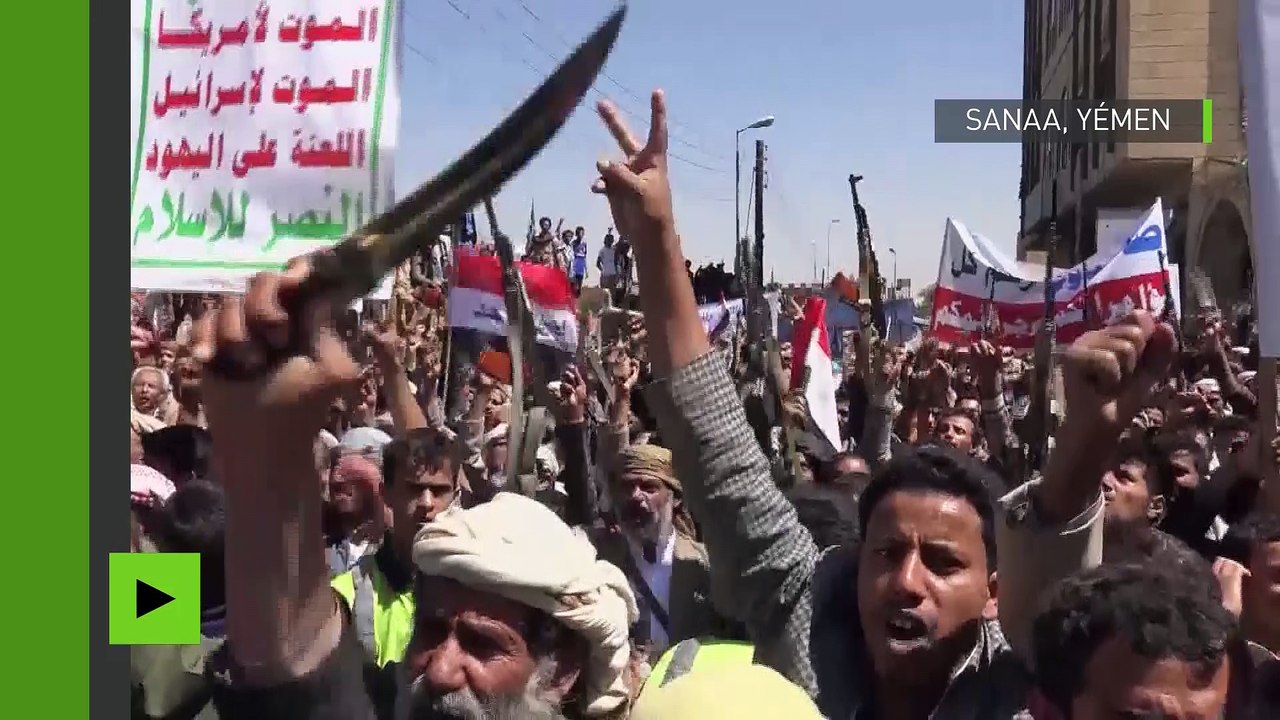 Armes en mains et bras levés, les Yéménites manifestent contre les récentes frappes saoudiennes