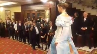 Посол Бахрейна скрепно лизнул и подарил Путину платье 