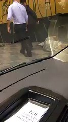 Engravatado chuta morador de rua em São Paulo. Assista