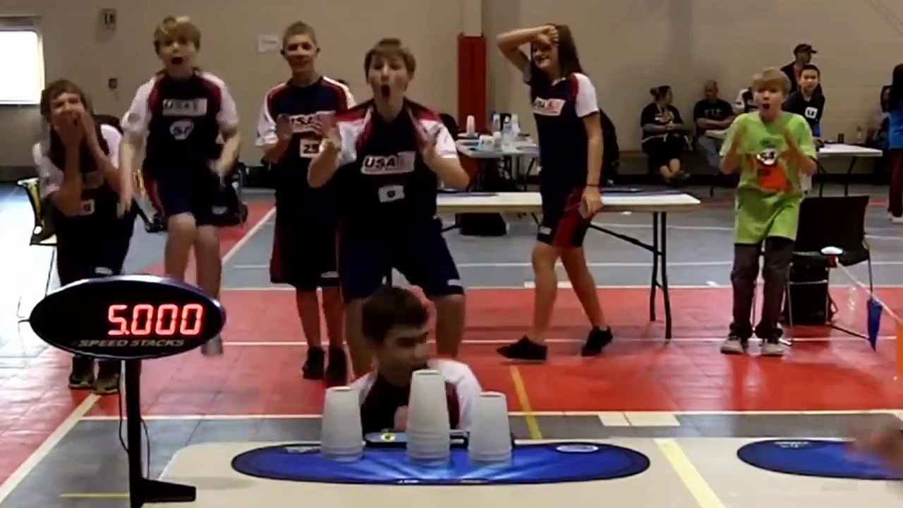 5 PERSONNES Avec Des PARTIES Du CORPS En Plus