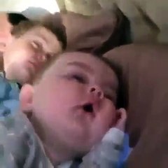 Secondo voi, questo bimbo sta giocando con gli angeli?