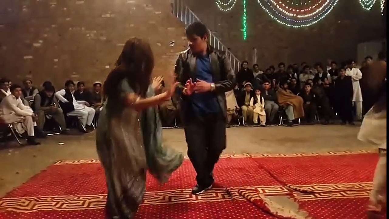 Pathan girl mast dance on pashto song
