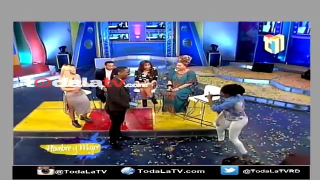 Cheddy Garcia se arma para darle un sillazo a la Materialista-Más Roberto-Video