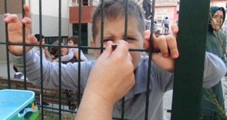 Okulda Tel Örgüler Arasında Yemek Saati