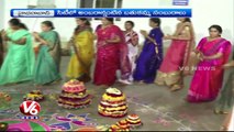 Saddula Bathukamma Celebrations In Ramky Towers | Hyderabad | V6 News