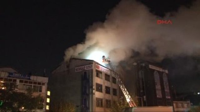 Şişli de Yangına Müdahale Eden İtfaiye Erine Elektrik Çarptı