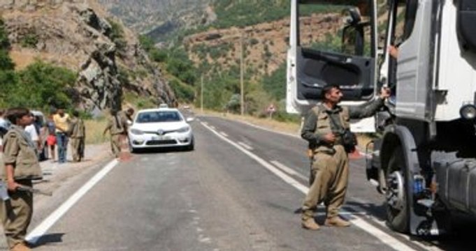 Tunceli - Erzincan Yolunu Kesen Teröristler 7 Beton Mikserini Gasp Etti