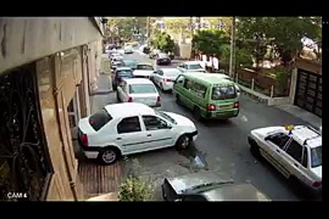 Quand un embouteillage tourne en accident massif dans une rue