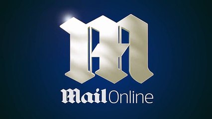 Qantas plane is unable to land on Melbourne runway in extreme wind